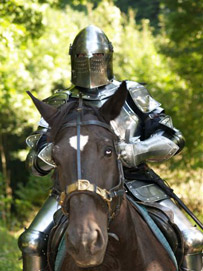 Ritter in Rüstung auf einem Pferd