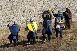 Ritter vor einer Steinmauer
