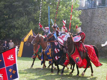 Bild von drei Rittern mit Lanzen auf Pferden